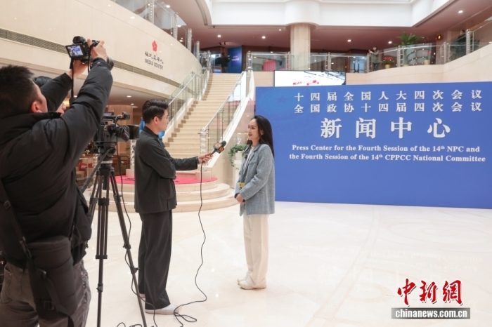 2月27日,设在北京梅地亚中心的全国两会新闻中心正式启用。图为媒体记者在新闻中心采访报道。<span target='_blank' href='/'>中新社</span>记者 杨郁然 摄 2月27日,设在北京梅地亚中心的全国两会新闻中心正式启用。图为媒体记者在新闻中心采访报道。<span target='_blank' href='/'>中新社</span>记者 杨郁然 摄