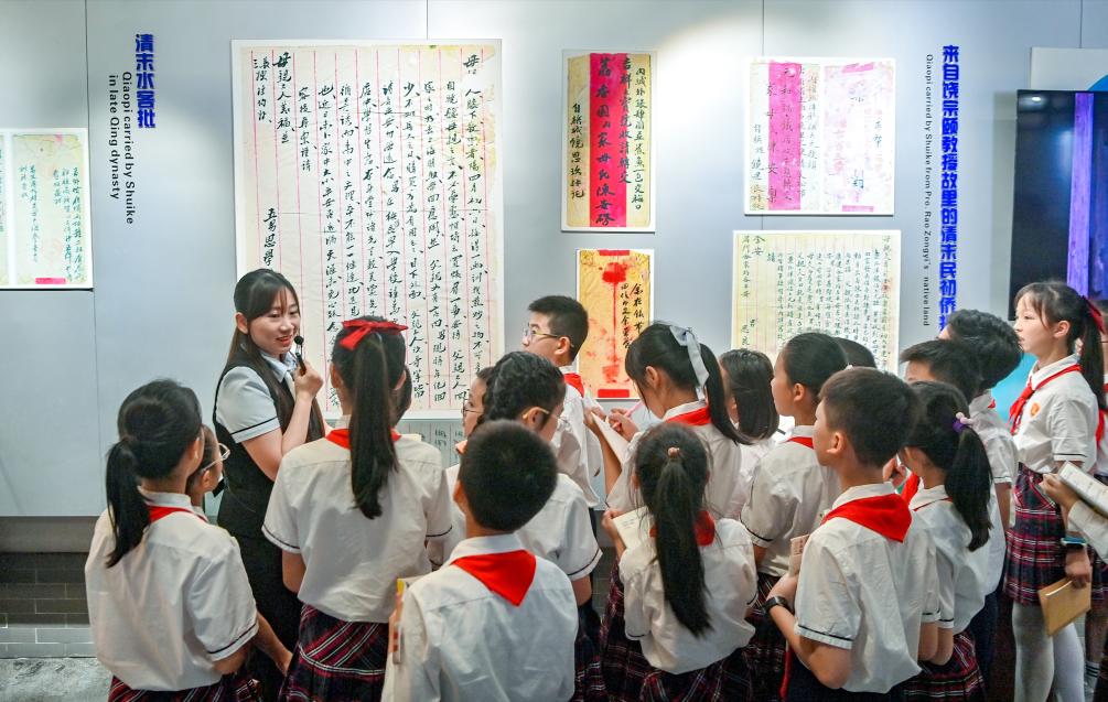 学生们在广东省汕头市侨批文物馆参观。新华社发（林鹏摄）