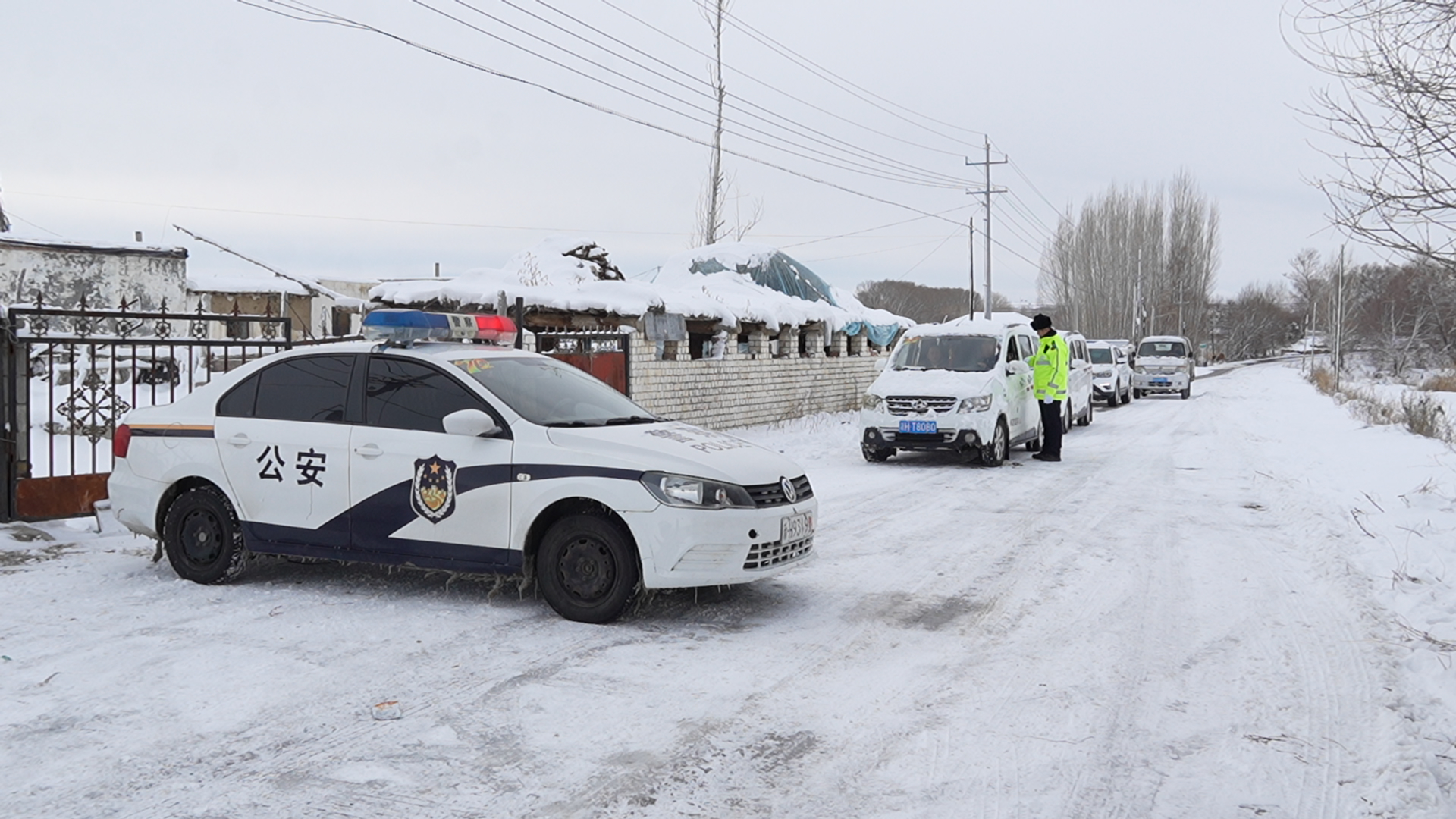 警员加强路面巡逻与管控。