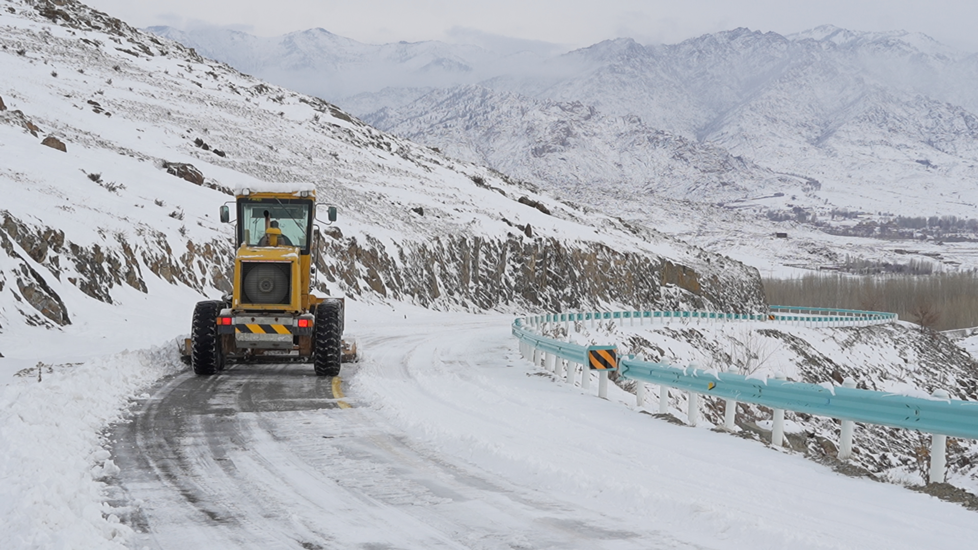 清雪车开展清雪作业。2